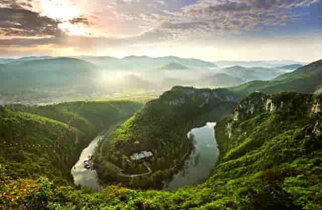 颈椎突出是不是颈椎病怎么治(儿童颈椎骨头突出一定是颈椎病吗)