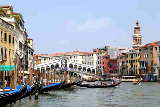 弟弟左边有小疙瘩是怎么回事